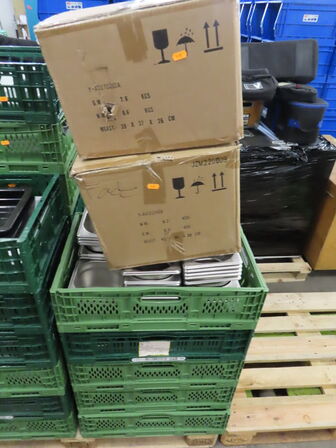 7 Kasser med blandede fade og gastrobakker