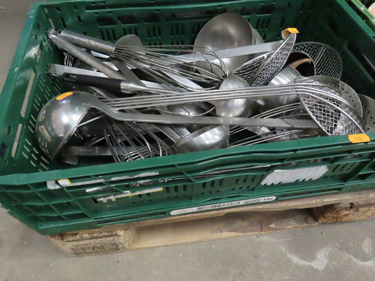 Kasse med blandede køkkenredskaber