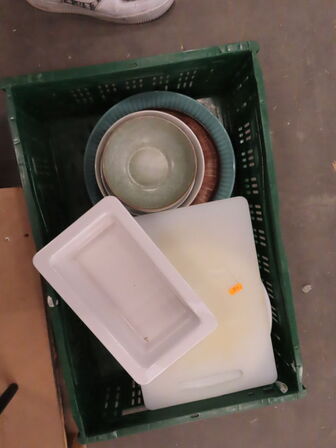 8 Kasser med blandede fade og glas