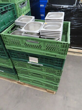 7 Kasser med blandede fade og gastrobakker