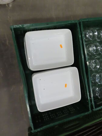 Blandede fade, glas og brødkurve