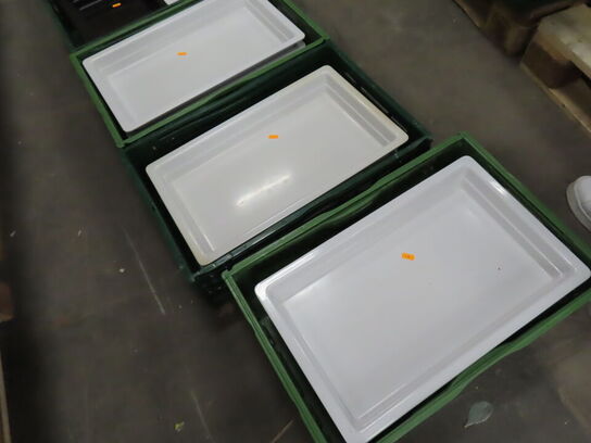 6 Kasser med blandede plastbakker