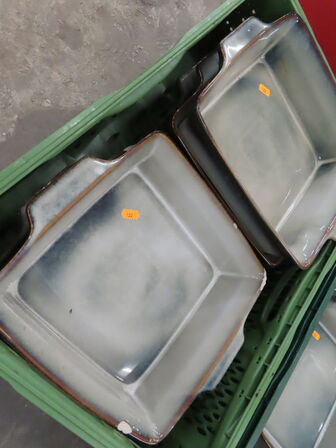 Kasser med blandet porcelæn og fade