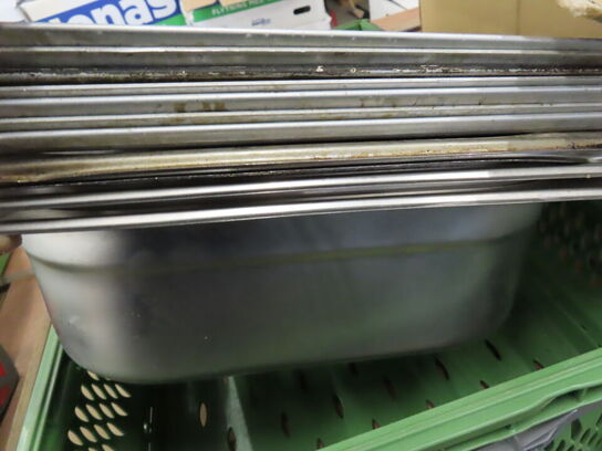 Kasse med blandede gadtrobakker og bageplader