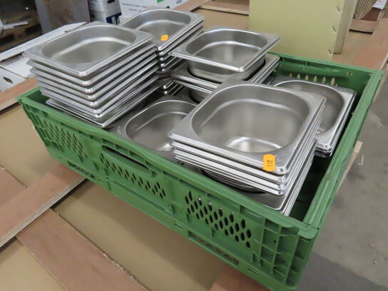 7 Kasser med blandede fade og gastrobakker