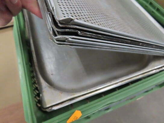 Kasse med blandede gadtrobakker og bageplader