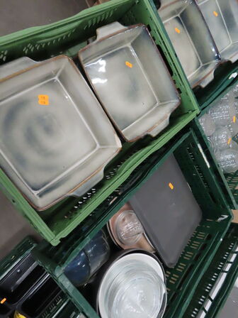 8 Kasser med blandede fade og glas