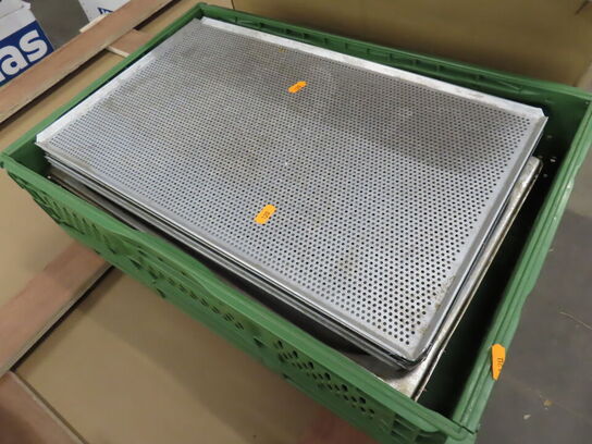 Kasse med blandede gadtrobakker og bageplader