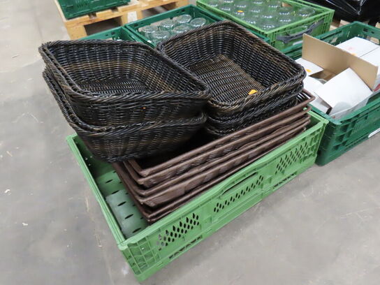 Blandede fade, glas og brødkurve