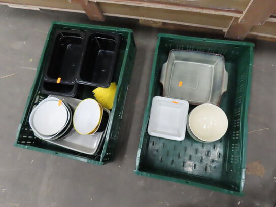 8 Kasser med blandede fade og glas