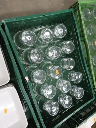 Blandede fade, glas og brødkurve