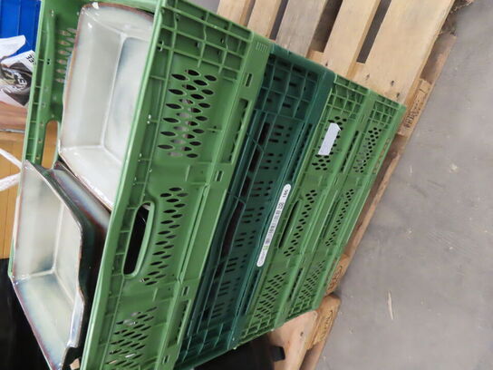 Kasser med blandet porcelæn og fade