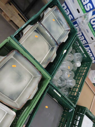 8 Kasser med blandede fade og glas