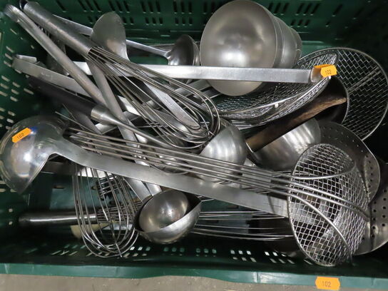 Kasse med blandede køkkenredskaber