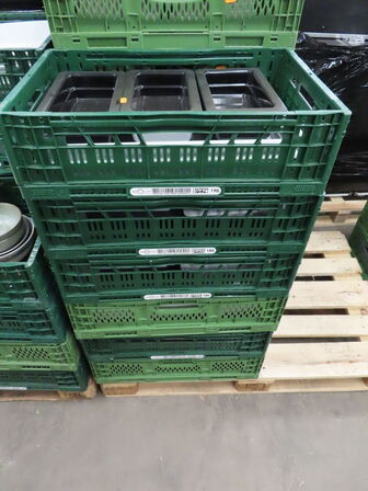 6 Kasser med blandede plastbakker