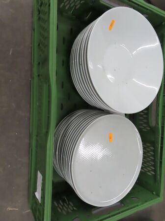 Kasser med blandet porcelæn og fade