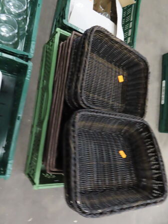 Blandede fade, glas og brødkurve