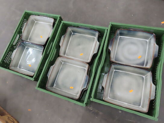 7 Kasser med blandede fade og gastrobakker