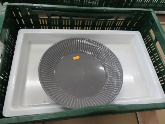 8 Kasser med blandede fade og glas