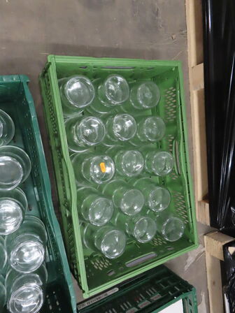 Blandede fade, glas og brødkurve