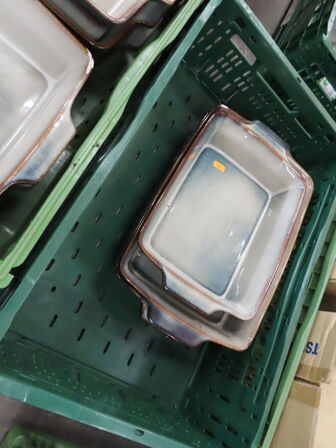 Kasser med blandet porcelæn og fade