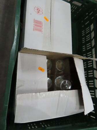 Blandede fade, glas og brødkurve