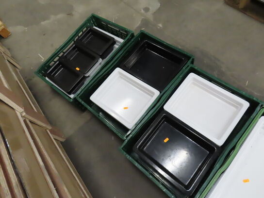 6 Kasser med blandede plastbakker