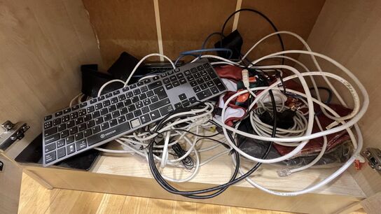 Reol med Indhold, 2 Stk. Skuffemoduler