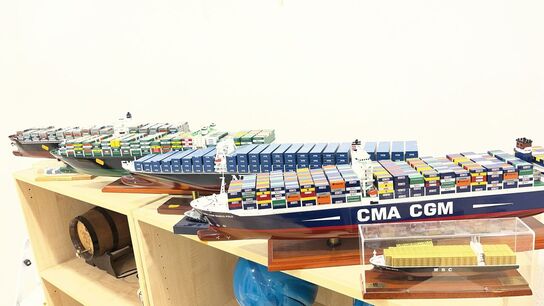 4 Stk. Modelskibe + 3 Stk. miniature modeller