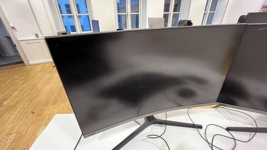 2 Stk  Skærme Curved SAMSUNG 27" , Keyboard, Mus LOGITECH