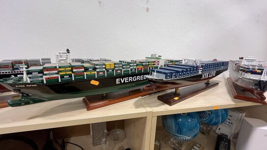 4 Stk. Modelskibe + 3 Stk. miniature modeller