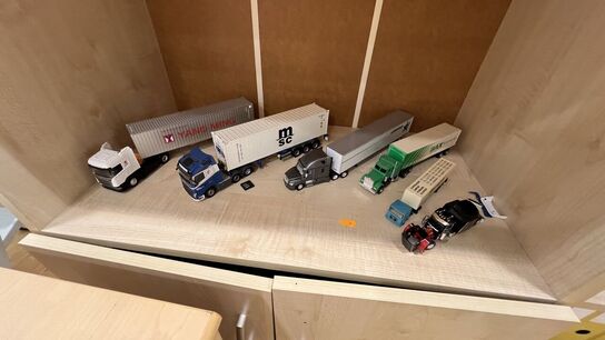 Reol med Indhold, 2 Stk. Skuffemoduler