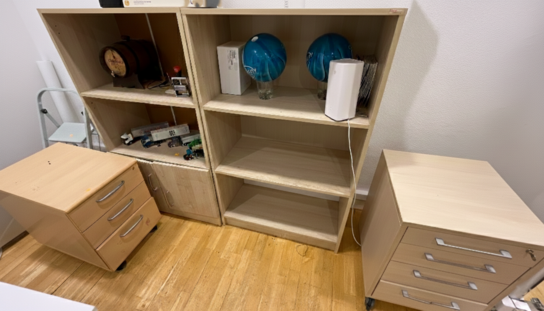 Reol med Indhold, 2 Stk. Skuffemoduler