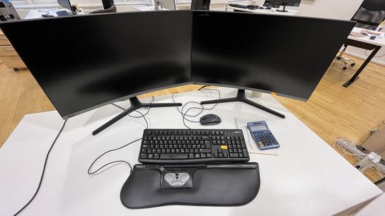 2 Stk  Skærme Curved SAMSUNG 27" , Keyboard, Mus LOGITECH