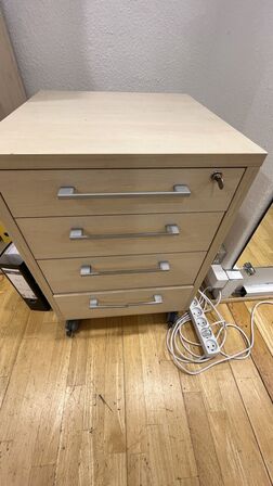 Reol med Indhold, 2 Stk. Skuffemoduler