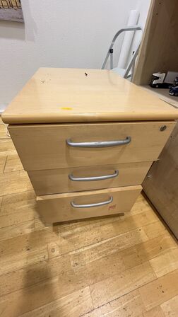 Reol med Indhold, 2 Stk. Skuffemoduler