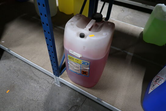 Diverse rengøringsmiddel, benzin m.v. 