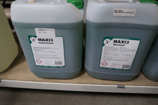 Diverse rengøringsmiddel, benzin m.v. 