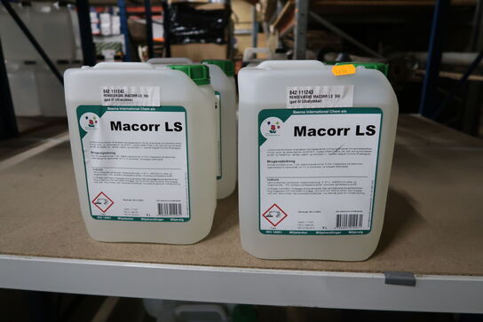 Diverse rengøringsmiddel, benzin m.v. 