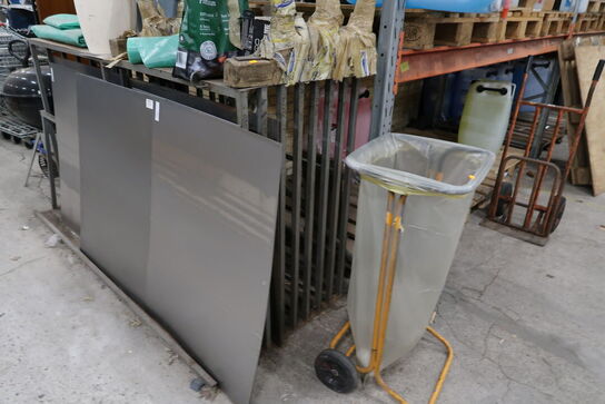 Karosseriplader, stativ hertil samt affaldsstativ