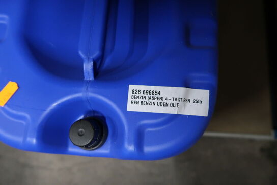 Diverse rengøringsmiddel, benzin m.v. 