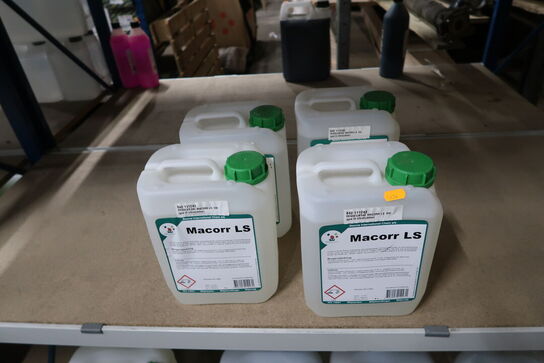 Diverse rengøringsmiddel, benzin m.v. 