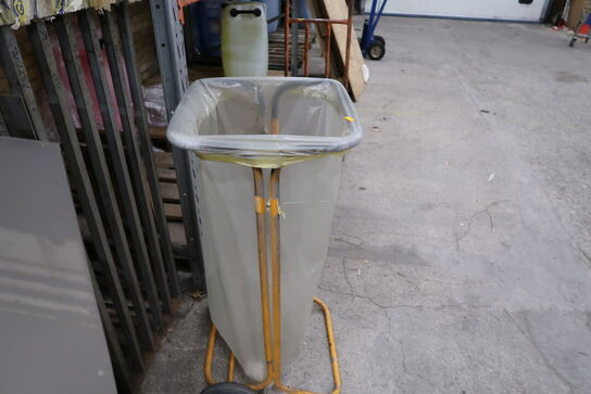 Karosseriplader, stativ hertil samt affaldsstativ