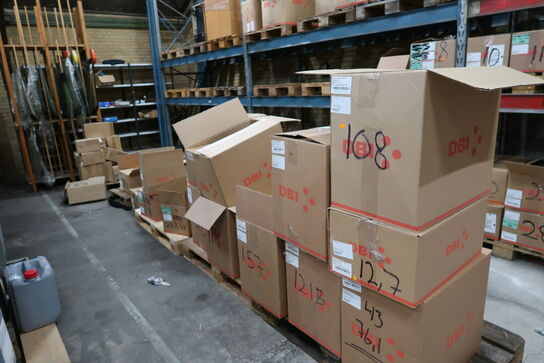 Indhold på reol samt foran reol 