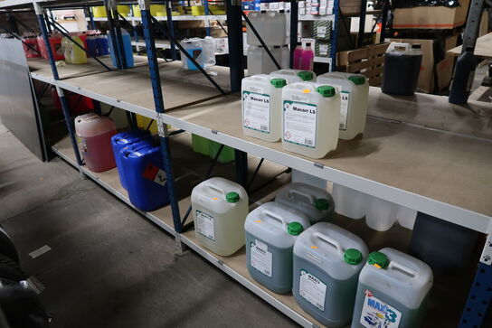 Diverse rengøringsmiddel, benzin m.v. 