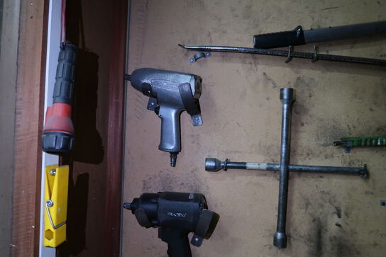 Arbejdsbord samt værktøj 