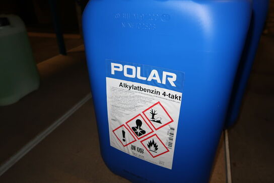 Diverse rengøringsmiddel, benzin m.v. 