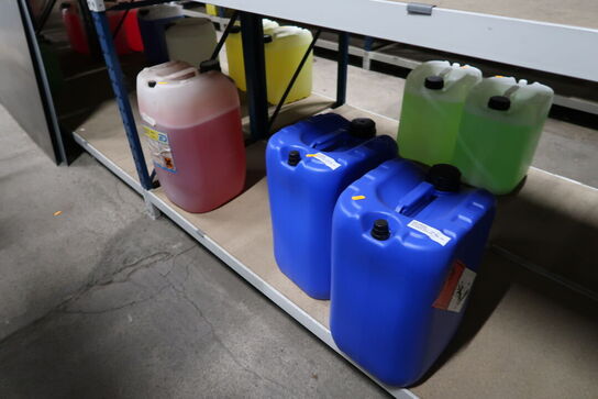 Diverse rengøringsmiddel, benzin m.v. 