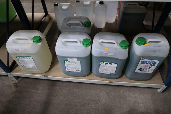 Diverse rengøringsmiddel, benzin m.v. 