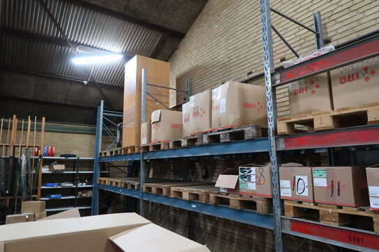 Indhold på reol samt foran reol 